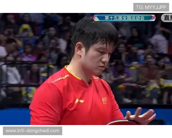 埃斯皮诺萨右摆拳击中赫盖太阳穴，对手双腿发软成卫冕赛转折点